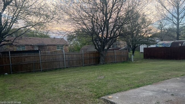 Building Photo - 609 Live Oak Dr