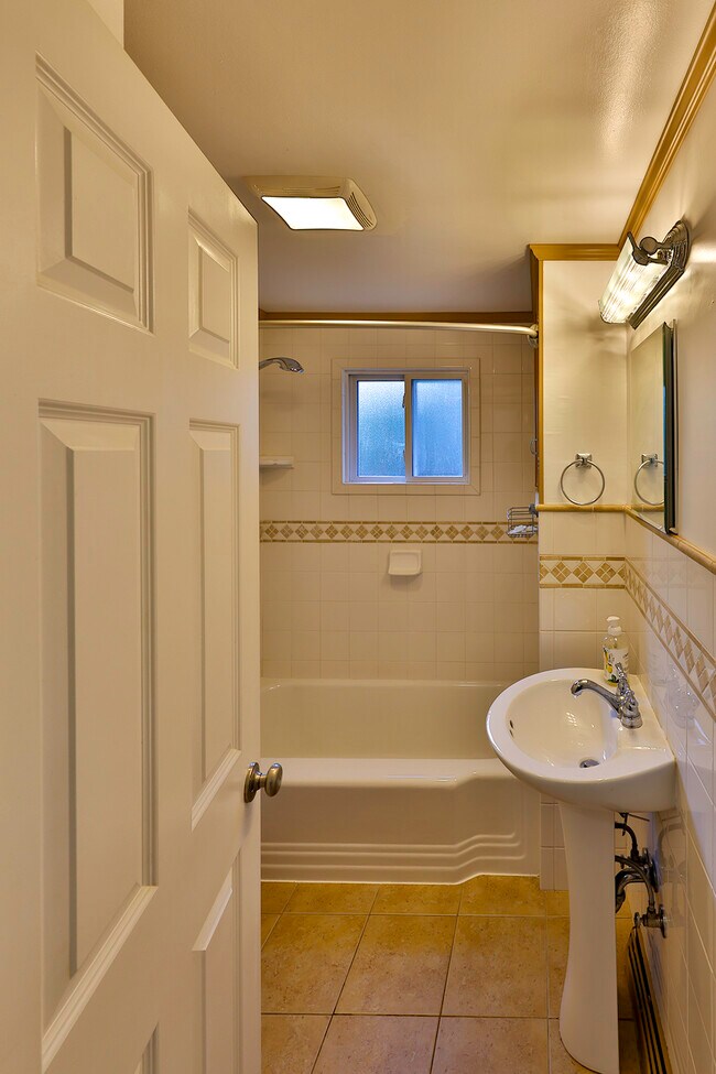 Building Photo - 1020 E Garden Ave