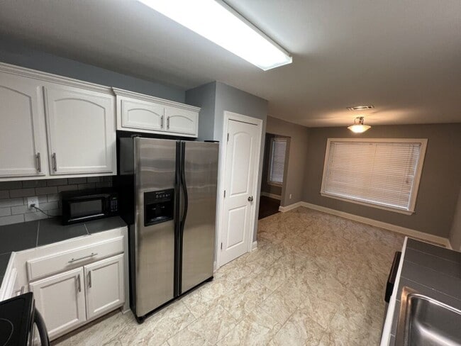 Building Photo - Must See!  Trendy 3 bedroom, 2 bath home i...