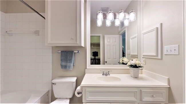 Building Photo - 2104 Gillette St