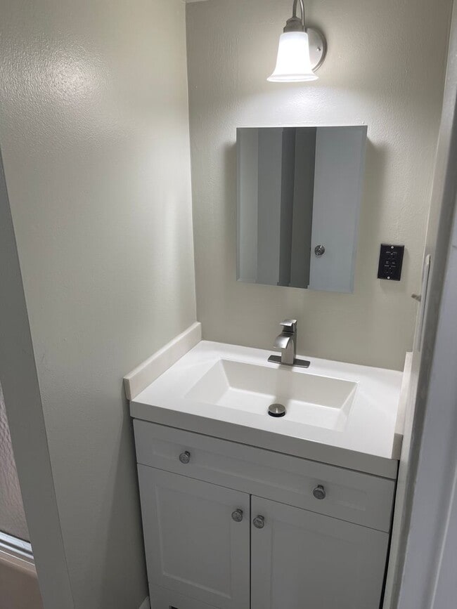 Building Photo - 1034 Chelton Ave