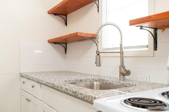 Building Photo - 813 S Beverly St