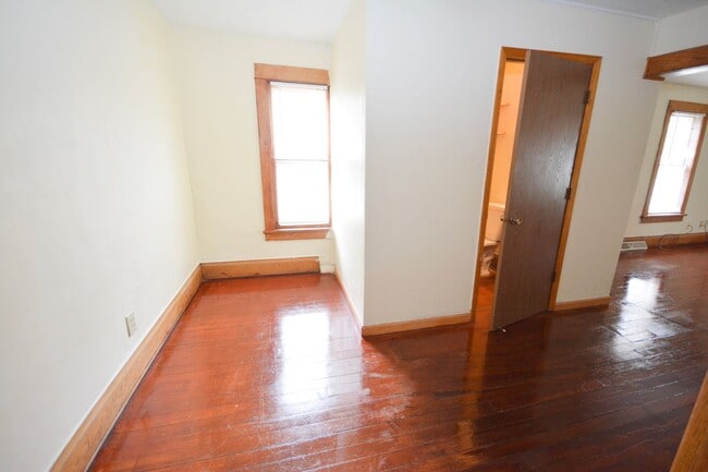 Building Photo - Charming 2 bedroom with beautiful features!