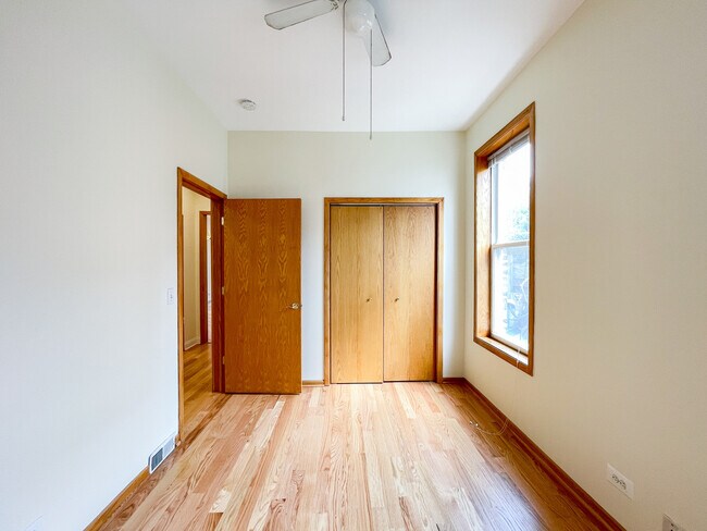 Building Photo - 1613 W Berwyn Ave