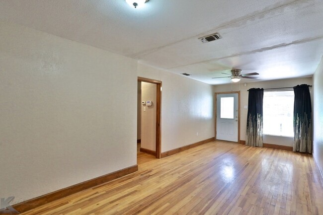 Building Photo - 3 bed 2 bath 2 car carport home in south A...