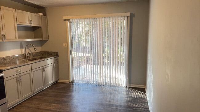 Building Photo - Cozy Two Bedroom Duplex on South End HHI