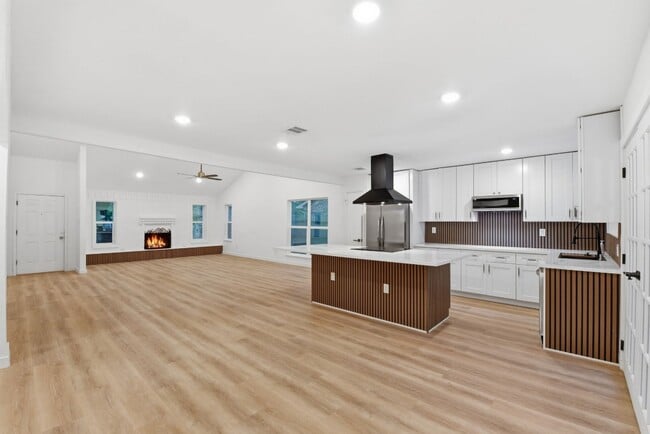 Building Photo - 6718 Deer Ridge Ln