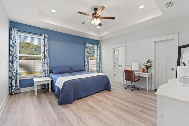 Building Photo - Freeport/Niceville Beauty!