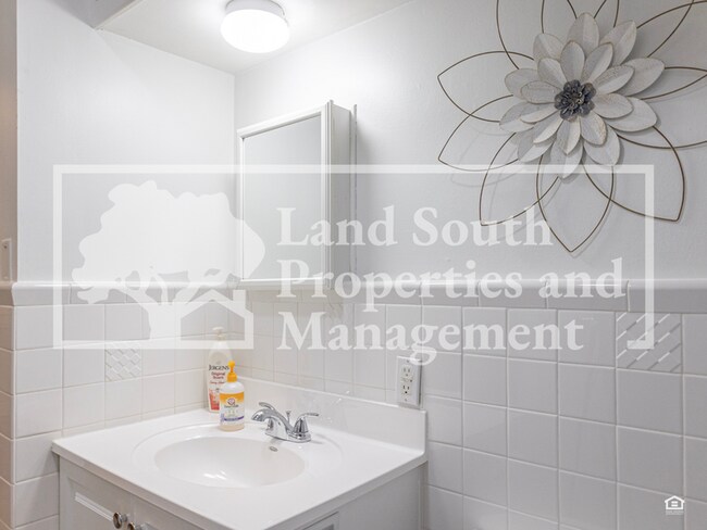 Building Photo - 327 Easton Dr