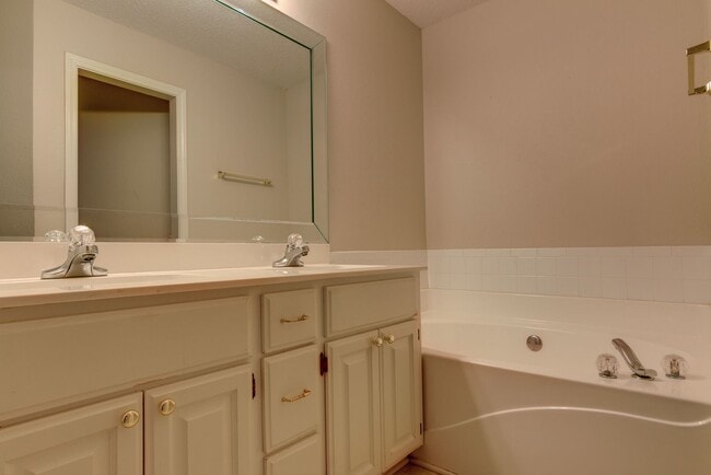 Building Photo - Townhome on Skyline Boulevard For Rent!