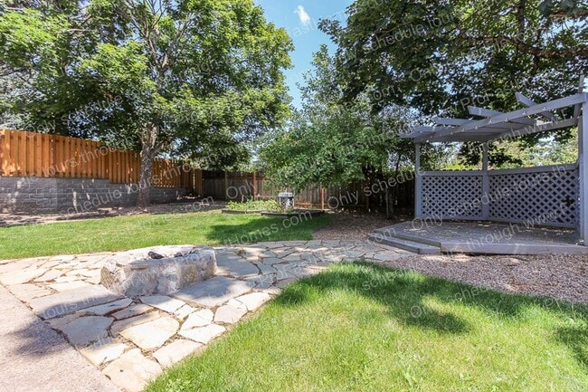 Building Photo - 160 SW Towle Ave