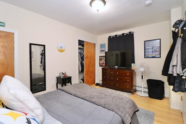 Building Photo - 311 5th St