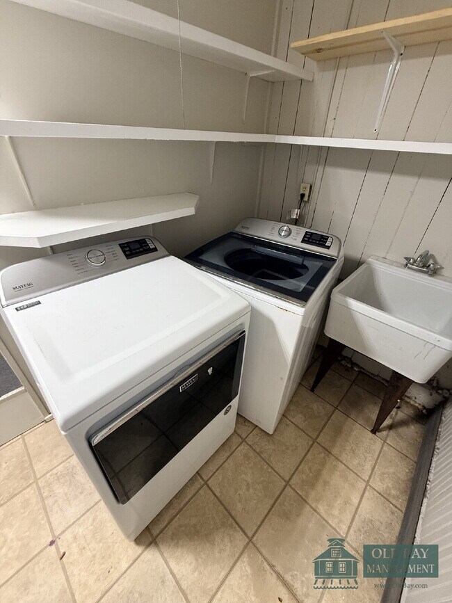 Building Photo - Charming Midtown Cottage  All approved applications are subject to an 18-month lease term. $75 pe...