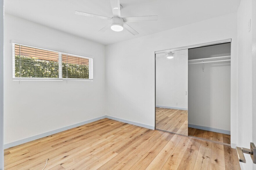 Building Photo - 1078 E 7th St