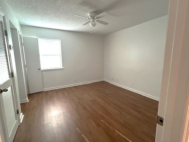 Building Photo - Nice 1 Bedroom, 1 Bath, one-level condo cl...