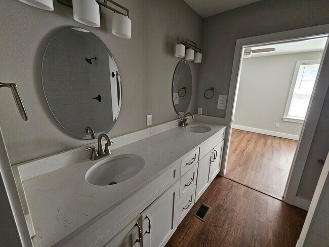 Building Photo - 4 W De Soto St