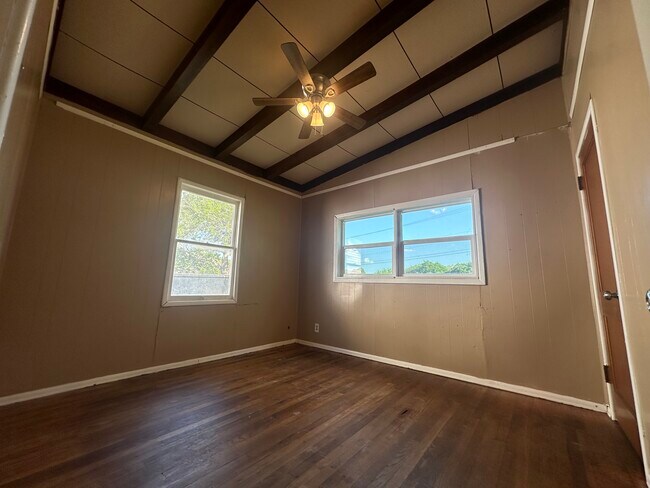 Building Photo - 1312 E Mesquite Ln