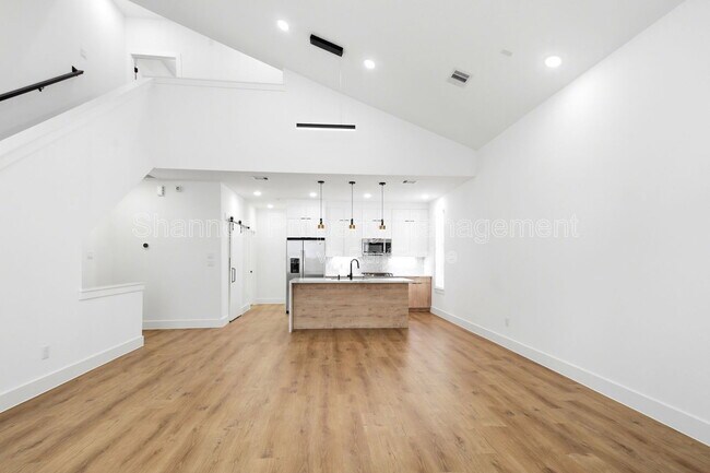 Building Photo - 1307 Bayou St