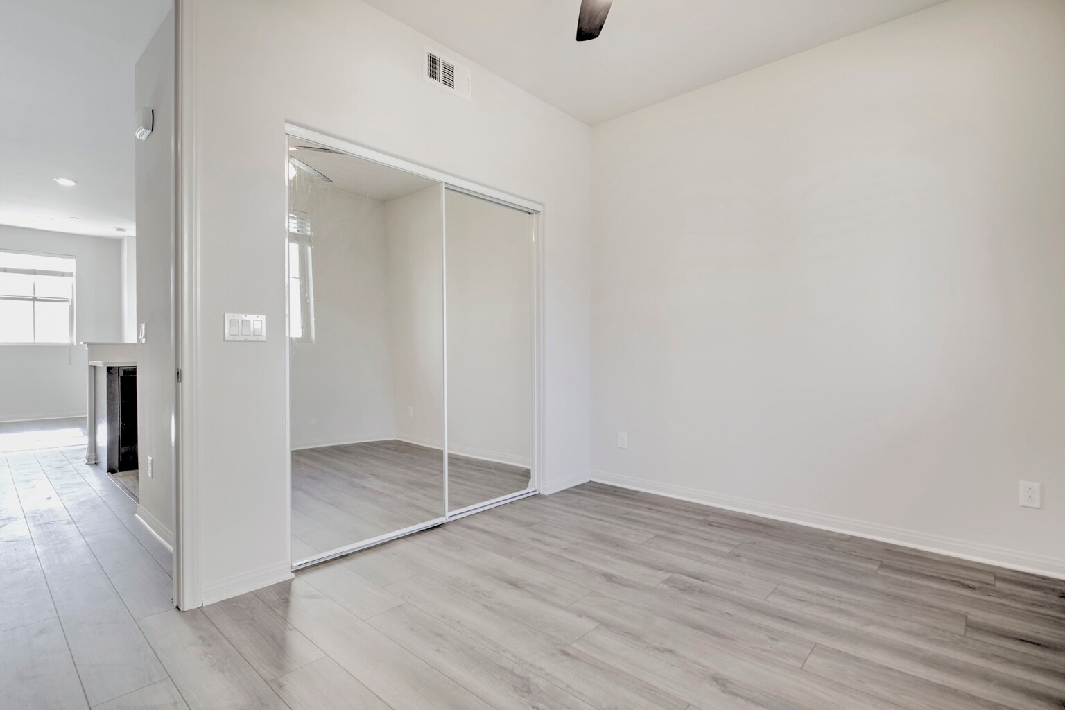 Building Photo - 14121 W Oak Ln