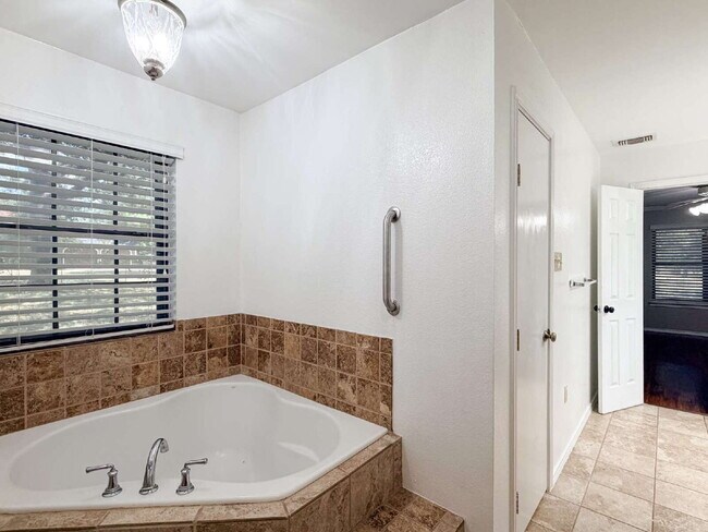 Building Photo - Beautiful 6 bed, 2 bath home in Burleson!