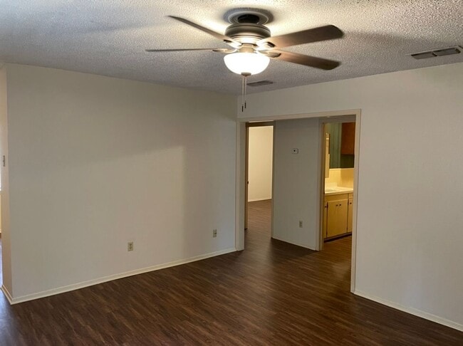 Building Photo - 2 Bedroom 1 Bath Duplex in West Tyler! Tour Today!