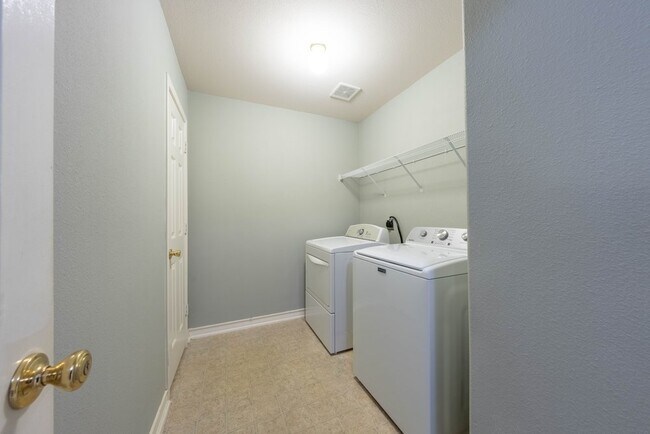 Building Photo - 1435 Bluff Forest