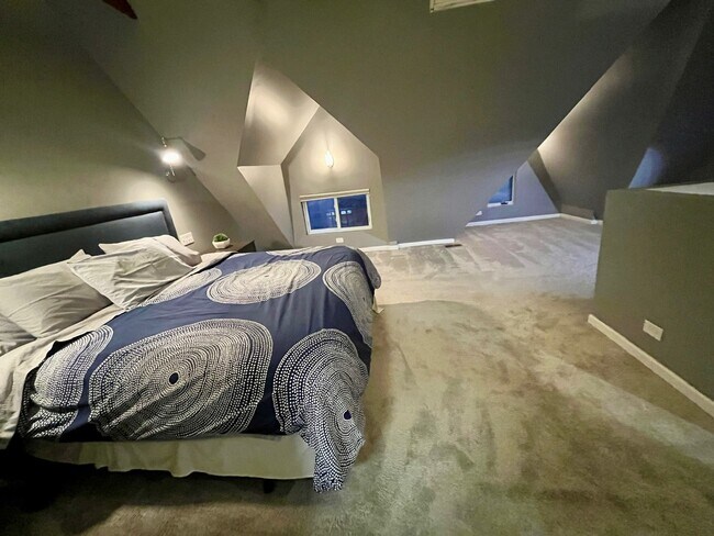 Building Photo - 3700 N Hermitage Ave