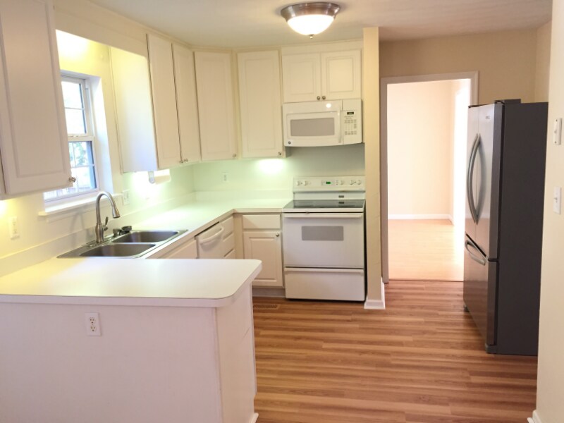 Building Photo - 1325 Oleander Ave