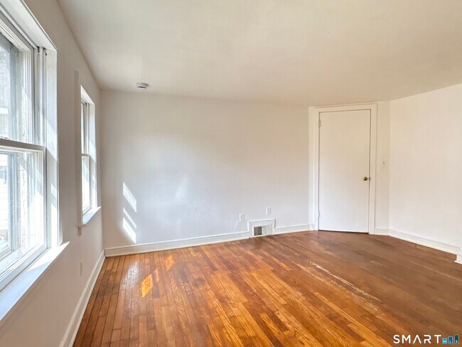 Building Photo - 107 N Main St