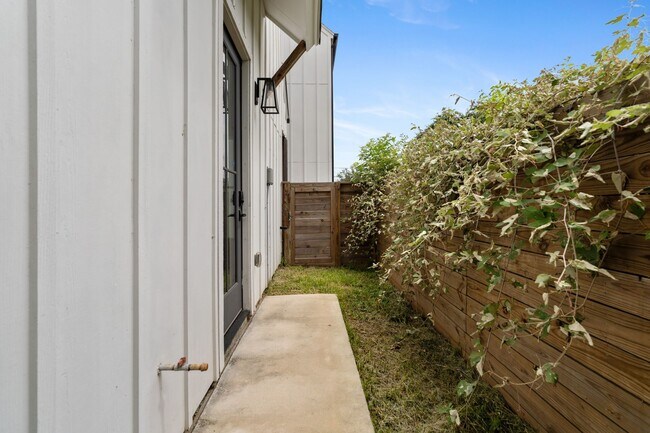 Building Photo - 1412 Weiss St