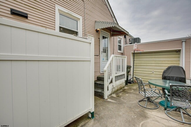 Building Photo - 200 N Essex Ave