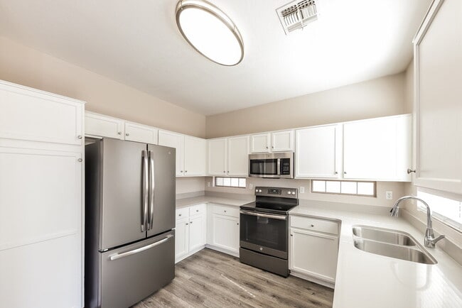 Building Photo - 11427 W Yuma St