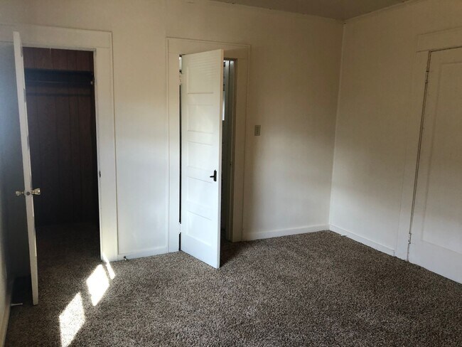 Building Photo - 2 bed/1 bath house in the Historic Washburn District