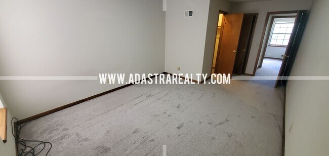 Building Photo - Affordable Duplex in Blue Valley School District-Available NOW!!