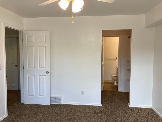 Building Photo - Well Kept 2 Bedroom Foxridge Condo W/Garag...