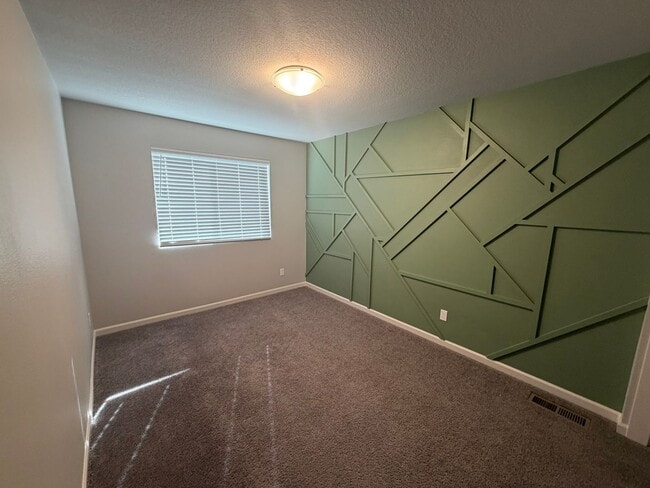 Building Photo - Must See Large Home in HOA Neighborhood!