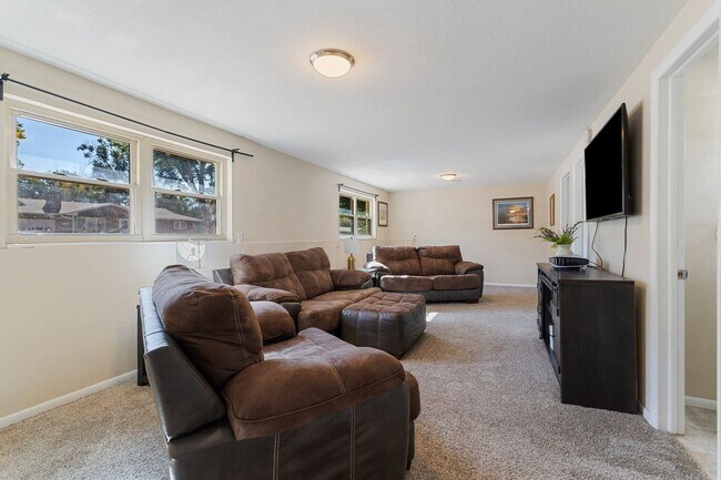 Building Photo - 4 Bed 2 Bath Near Fort Carson!