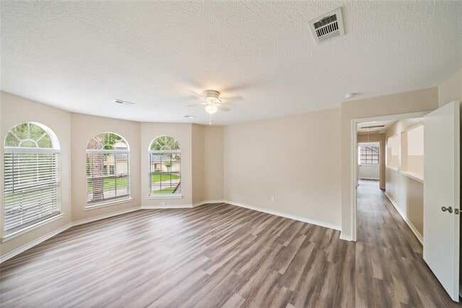 Building Photo - 135 Towering Pines Dr