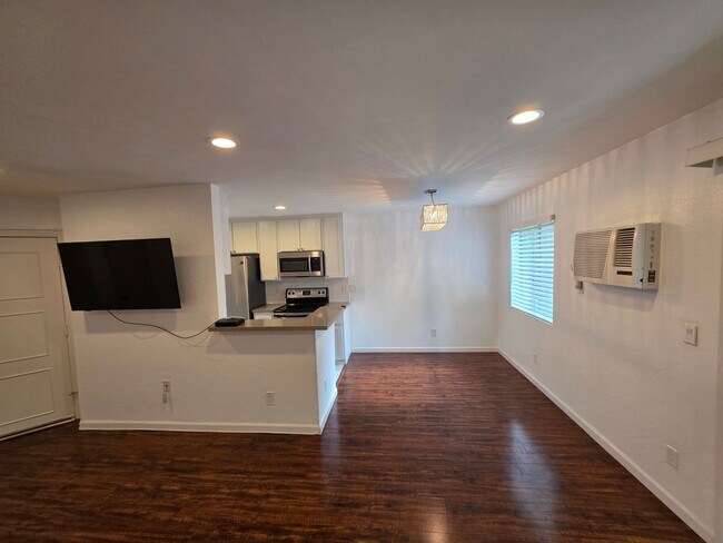 Building Photo - 1351 N Orange Dr