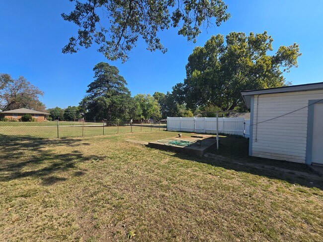 Building Photo - 3 bed 1 bath in Tecumseh!