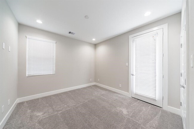 Building Photo - 2149 Hoskins Dr