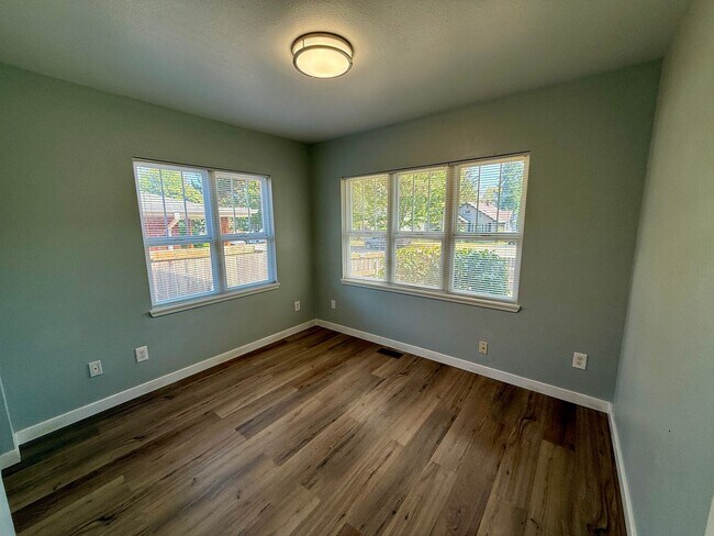 Building Photo - Charming Renovated Cottage with Spacious Y...