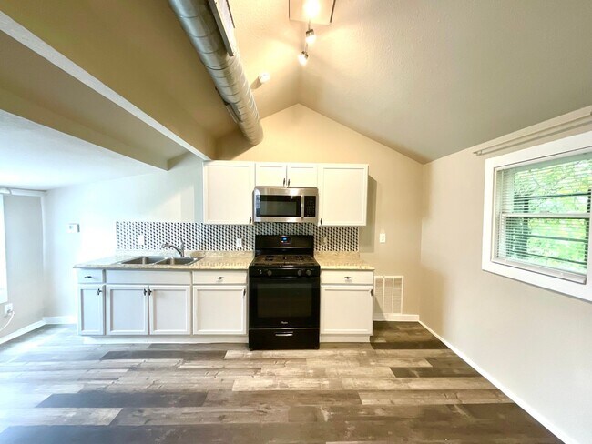 Building Photo - Spacious 2-Bedroom Home Steps from Restaur...
