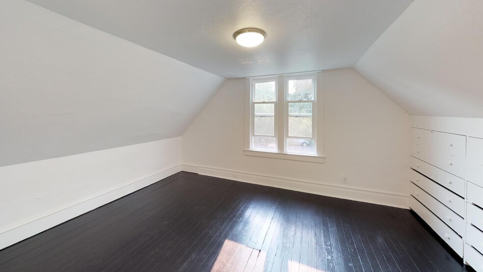 Building Photo - 1730 SE 35th Pl