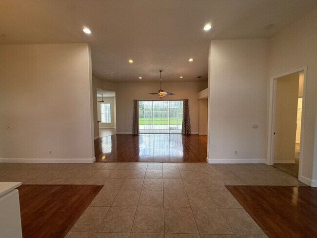 Building Photo - 4 Bedroom 3 Bath Single Family Home Laurel...