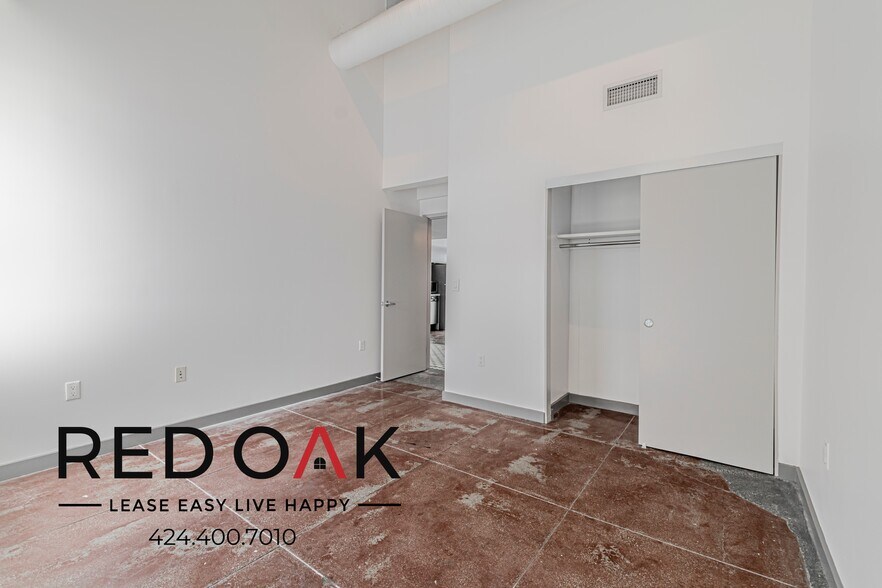 Building Photo - 430 S Broadway