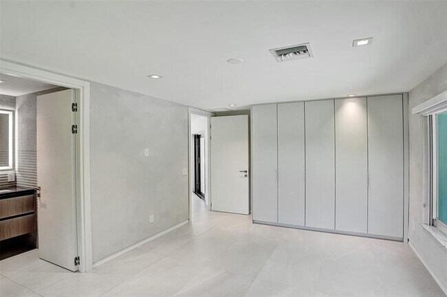 Building Photo - 2800 Banyan Blvd Cir NW