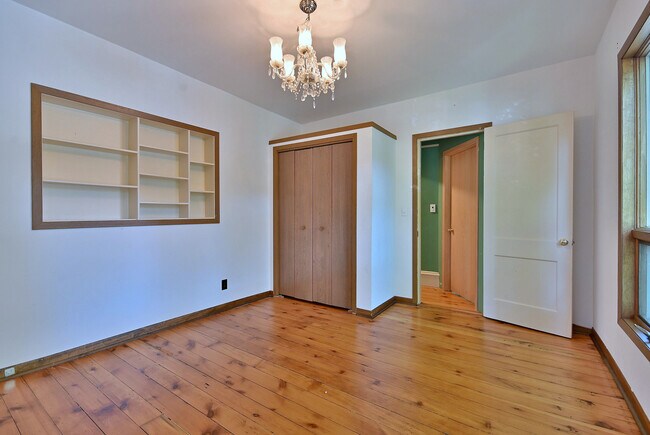 Building Photo - 2724 N Racine Ave