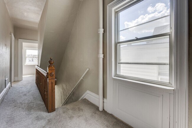 Building Photo - Available MAY 2026 - Beautiful, LARGE 4+ bedroom/2 bath GEM in South Side Slopes!