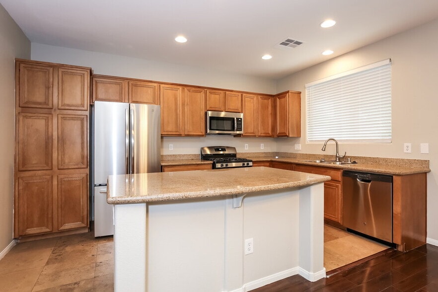 Building Photo - 324 Point Loma Ave